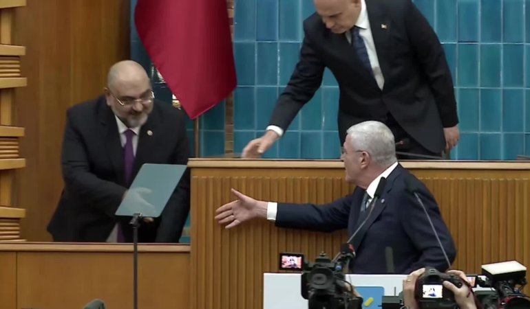 İYİ Parti Grup Toplantısı… Dervişoğlu’ndan Bahçeli’ye: “Çok seviyorsan o rozeti taktıktan sonra eş başkan olarak yanına al beyefendi”