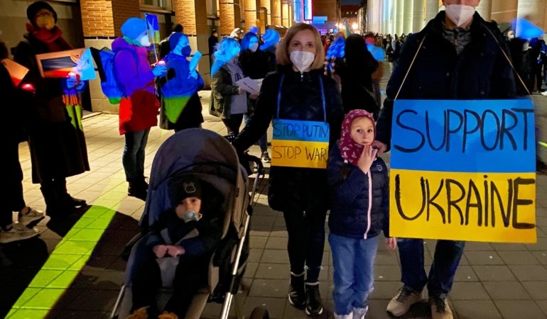 Berlin ve Branderburg’ta binlerce kişi Ukrayna’daki savaş mağdurlarını andı