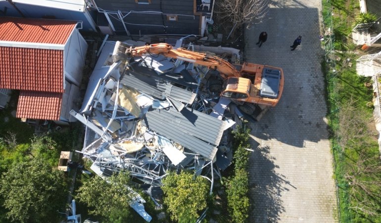 Seferihisar’da  11 kaçak yapı için yıkım çalışmaları başladı