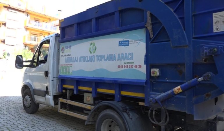 Kuşadası’nda Ege Mahallesi’nden ilk geri dönüştürülebilir atıklar toplandı