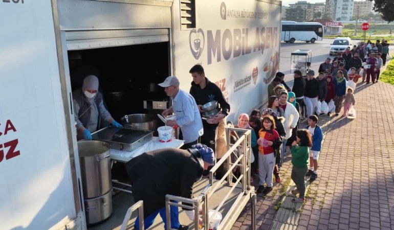 Antalya Büyükşehir Belediyesi’nin Mobil Aşevi, Kepez Baraj Mahallesi’nde hizmet verdi