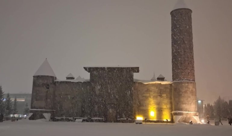 Erzurum’da eğitime kar engeli: 27 Şubat Cuma günü okullar tatil