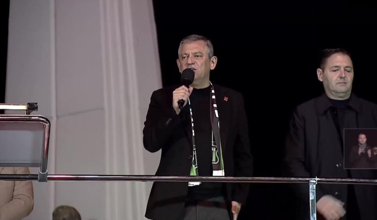 CHP’nin Bakırköy mitingi… Özgür Özel’den Erdoğan’a yanıt: “Sen ilahi okumayacaksın, kuru ekmekle sahurları, sosyal yardımla iftar yapanları konuşacaksın”