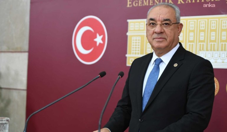 Önder Aksakal’dan, Bahçeli’ye “statü” tepkisi: “Bölücü başı, ömür boyu hapis cezasına hüküm giymiş mahkumdur, bu statü değişmeyecektir”