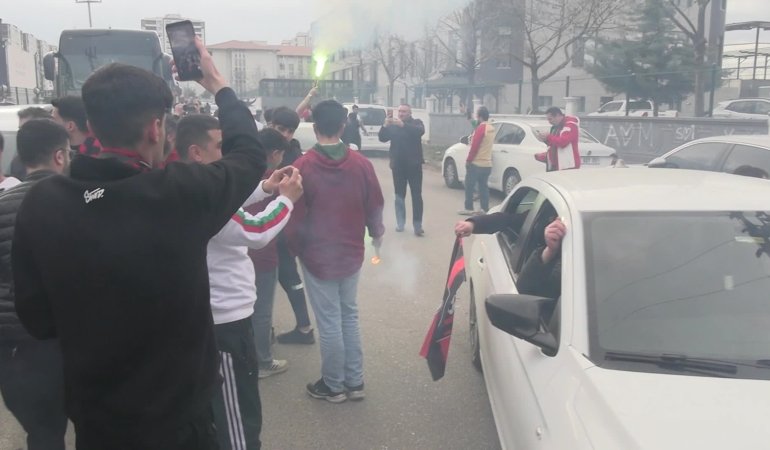 Diyarbakır’da “bölge derbisi” öncesi Vanspor taraftarlarına coşkulu karşılama.. Eş Başkan Bucak: Tekçi ve ırkçı anlayışa karşı tek olduk