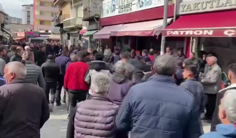 Iğdır’da zabıtalar ile seyyar satıcılar arasında çıkan tartışmaya dahil olan yurttaşlar tezgahları teslim etmedi